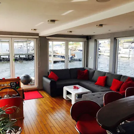 Hausboot Deluxe 보트호텔 *